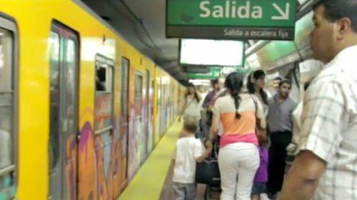 Registros de lanzas chilenos en el Subte de Argentina cautivaron al Mundo Twitter