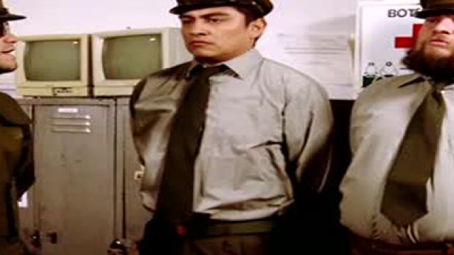 Los cabos Freire y Salinas son mandados por su capitán Flores a patrullar las calles