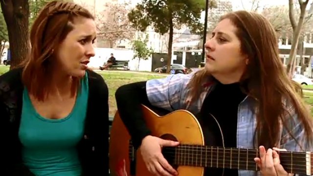 Ale y Cota interpretan una particular canción