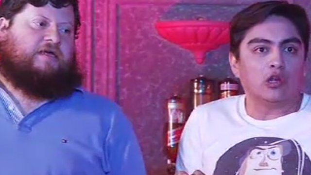 Los Irrespetuosos hacen de las suyas en un café con piernas