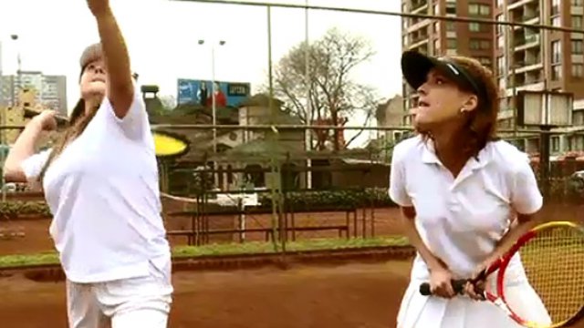 Ale y Cota se divierten jugando al tenis...