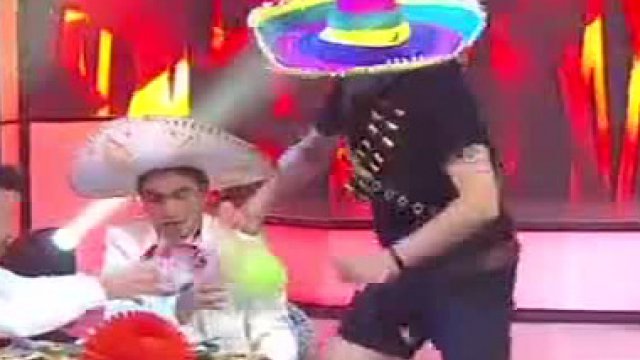 El “Flaco” soportó la electricidad para terminar la canción