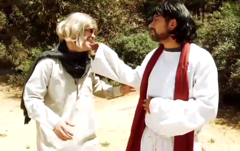 Jesús ayudó a un ciego y le regaló un bastón