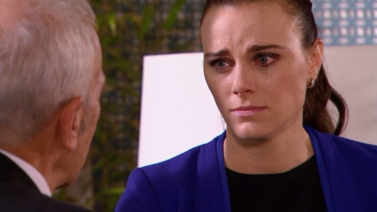 Patricia le dice a Clemente que le contará todo sobre su pasado