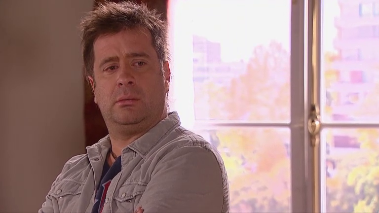 Loly le cuenta a Andrés que se irá de viaje