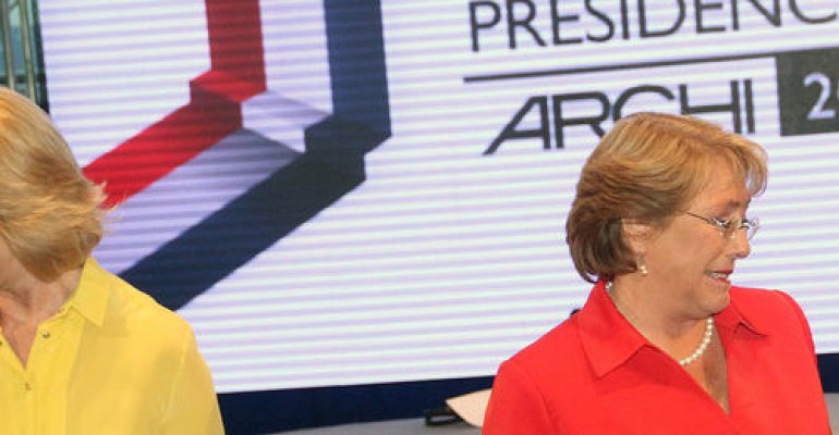 Polémica por tweet de asesora de Michelle Bachelet durante el debate presidencial de la Archi