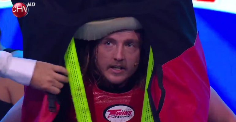 La molestia de Chispa por los golpes de los boxeadores