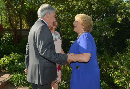 Presidente Piñera y Michelle Bachelet se reunirían para analizar el escenario de La Haya