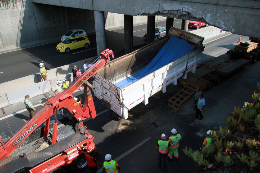 Camión tolva choca con pasarela y provoca gran caos vial
