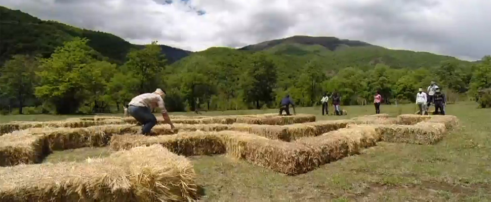 Padres e hijos se ven enfrentados en una divertida prueba de laberinto