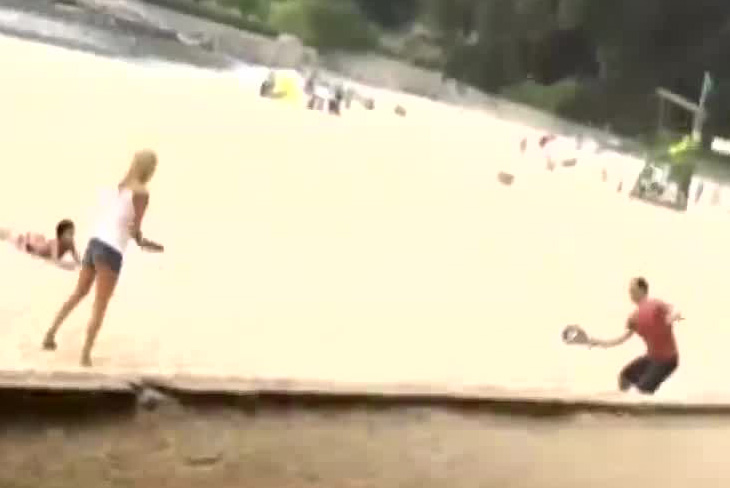 Cecilia Bolocco fue vista con un joven amigo en la playa