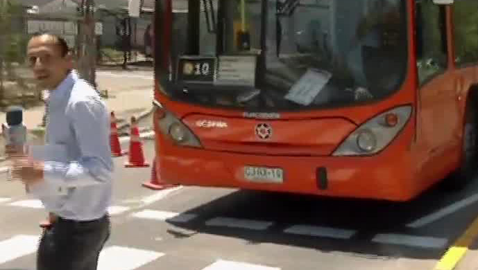 Conductores irresponsables que no respetan paso peatonal