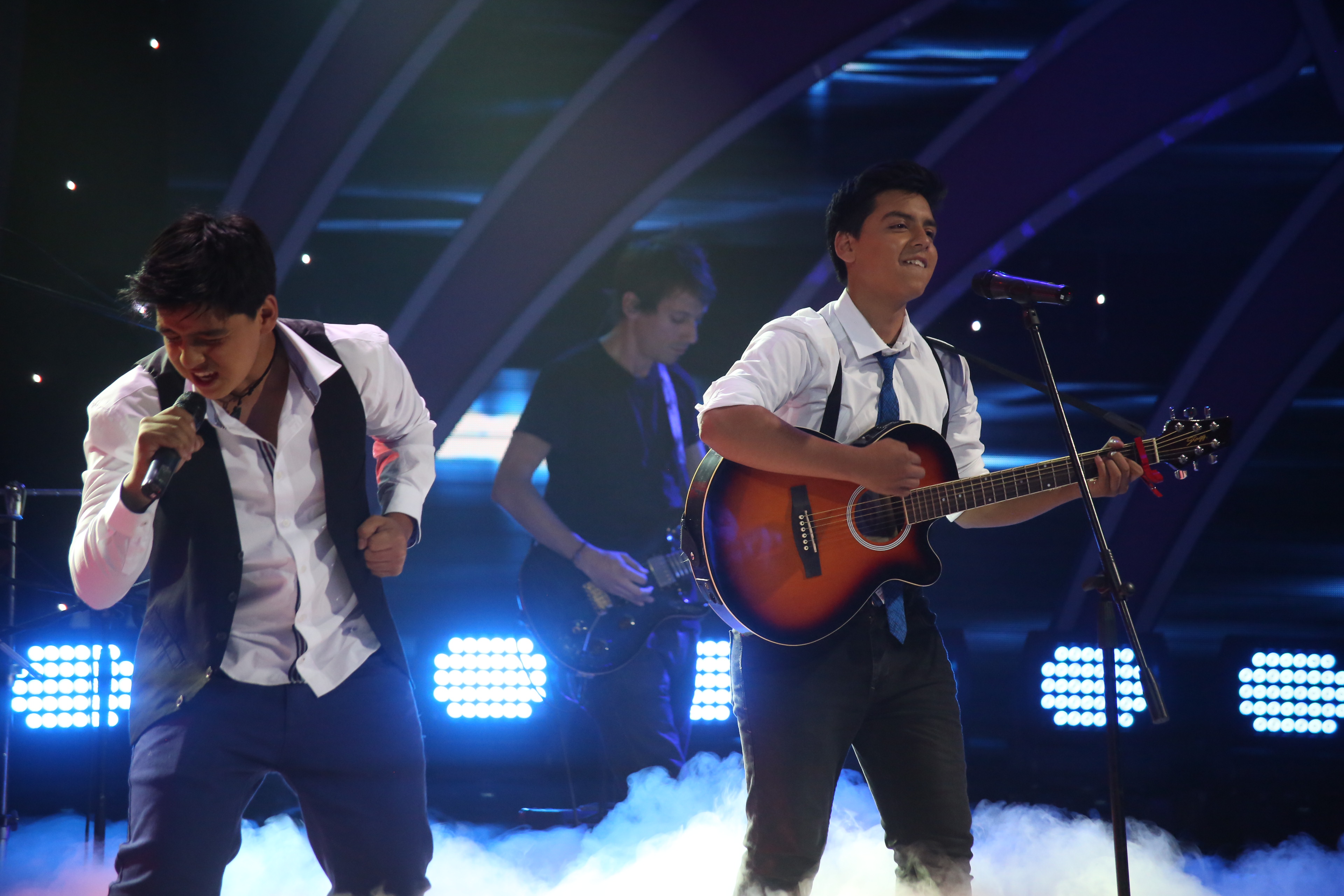 Los Bouldres enloquecieron con romántica interpretación de 