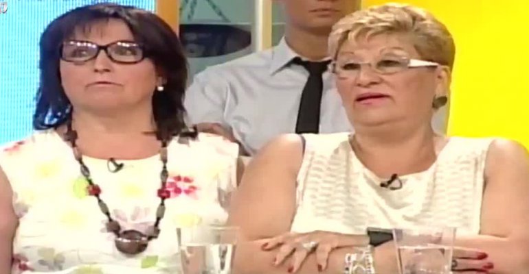 Hermanos divididos por una casa y una madre enferma