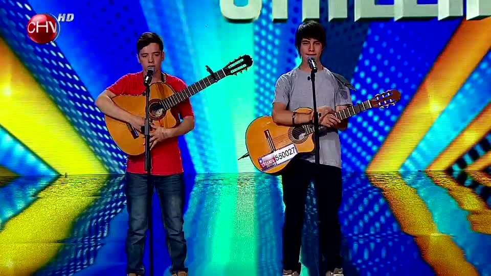 El dúo Crisdécimo sorprendió al jurado de Talento Chileno