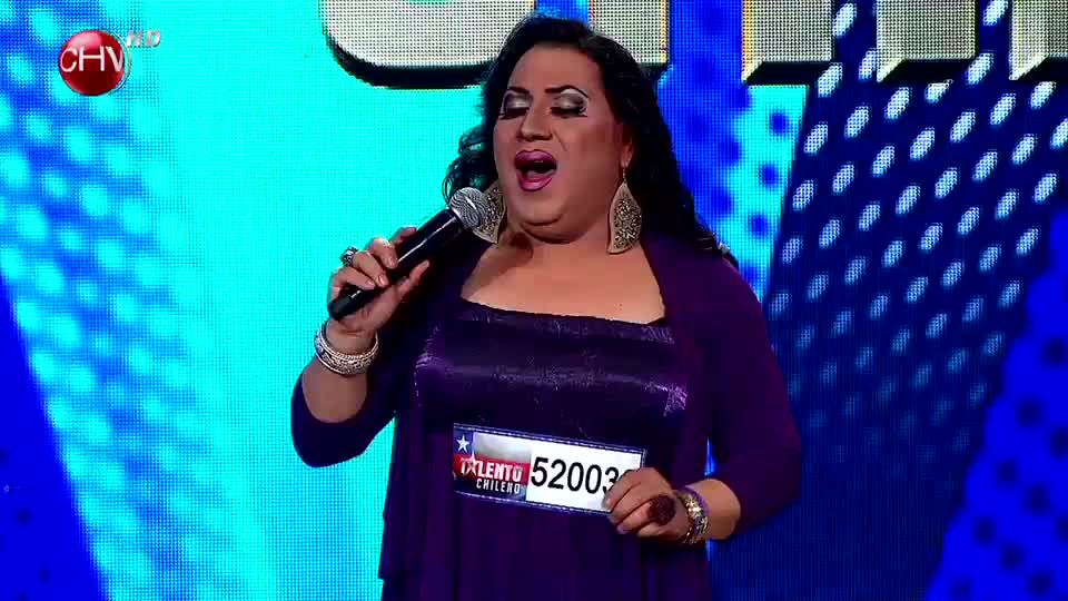 El transformista Vicente Dulcien sorprendió a todos con su voz