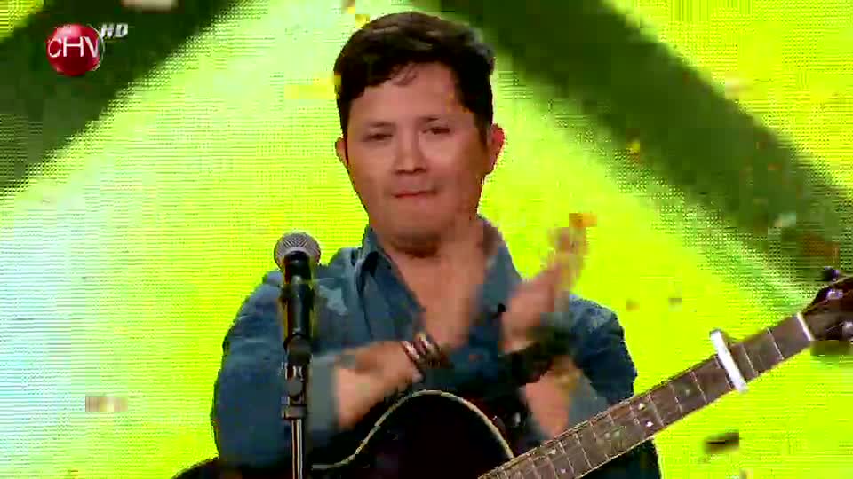 A pesar de su problema Carlos Grilli encantó al jurado con su voz