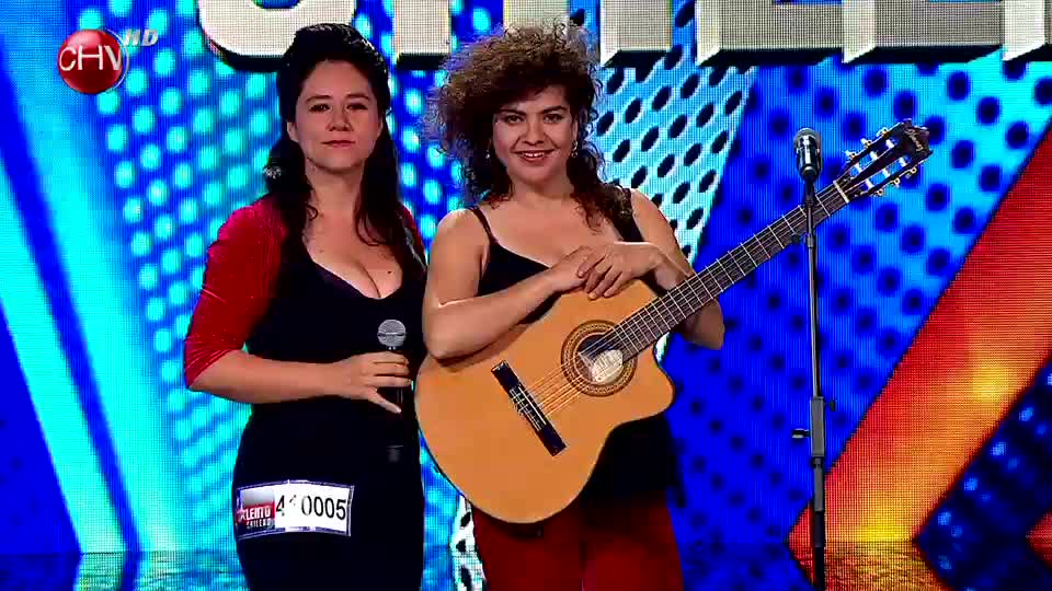 El dúo La Compañera se la jugó con su presentación en Talento Chileno