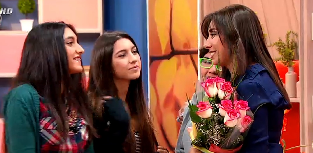 Carmen Gloria Arroyo recibe un emotivo saludo de sus hijos en en el Día de la Madre