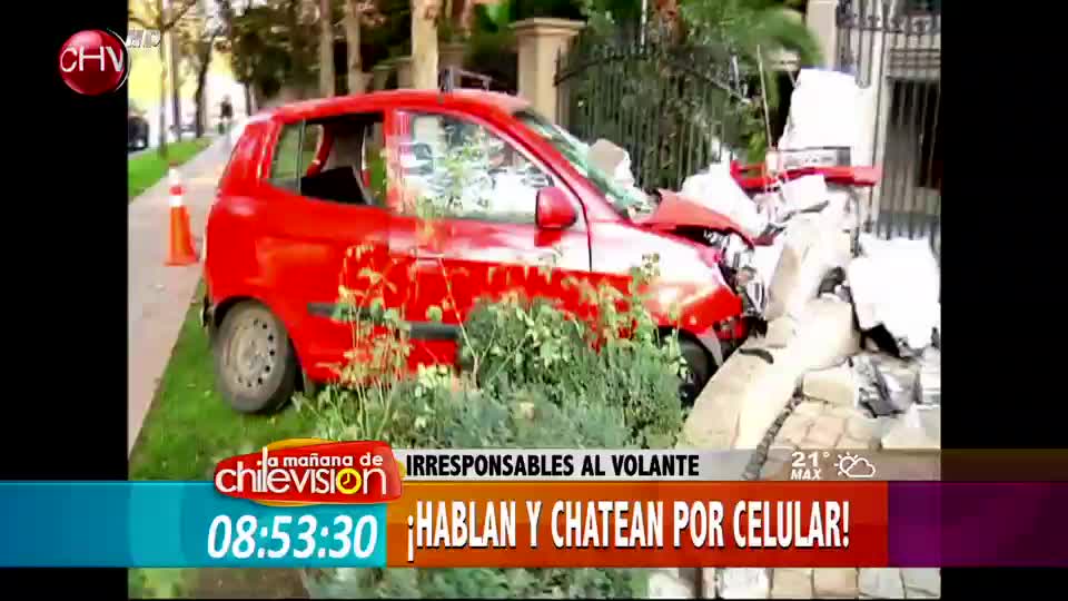 Conductortes irresponsables hablan y chatean por celular