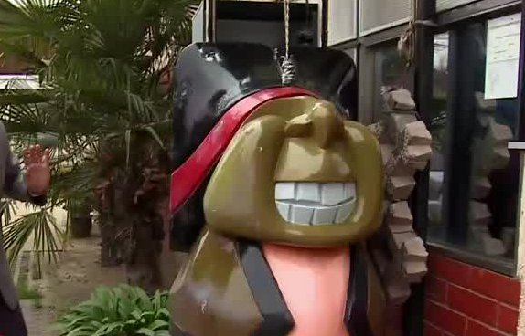 Indio Pícaro está ubicado en la entrada de un motel en Santiago