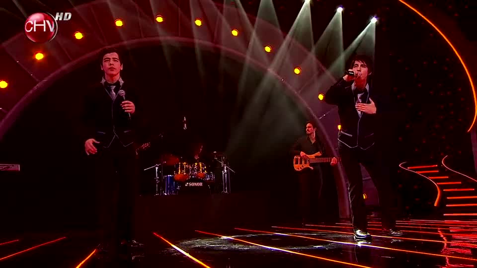 La gran voz del dúo Crisdécimo sorprendió al jurado de Talento Chileno