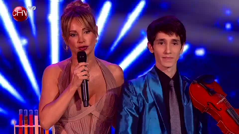 Ricardo Cifuentes sorprende con show que incluyó hologramas