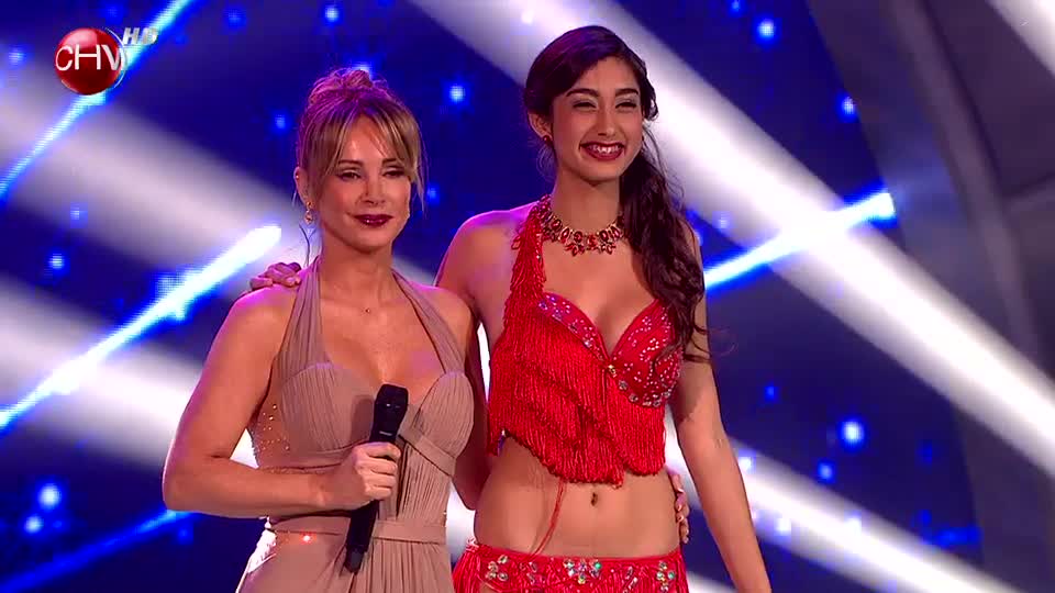 Marcia Herrera encantó con su candente show lleno de sazón en Talento Chileno
