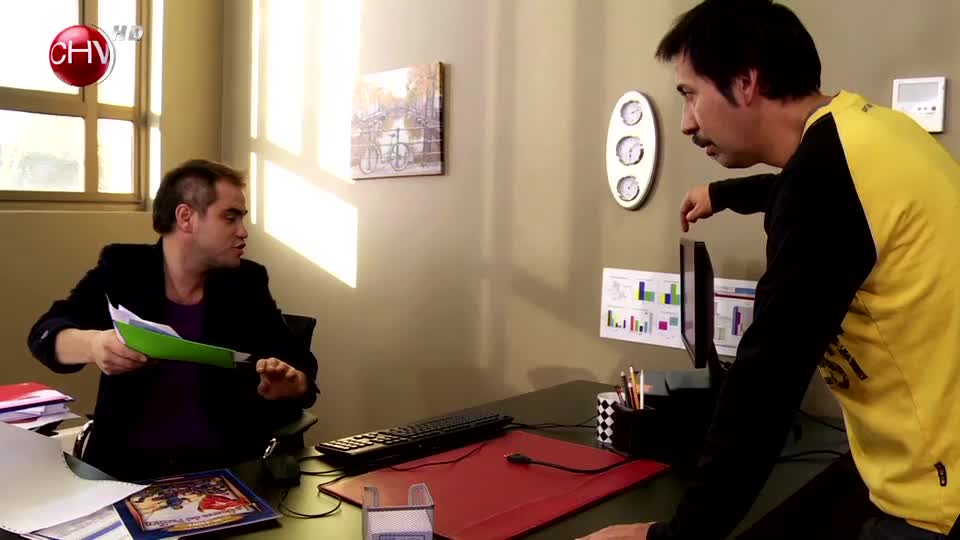 Alex le muestra su nueva oficina a Coto