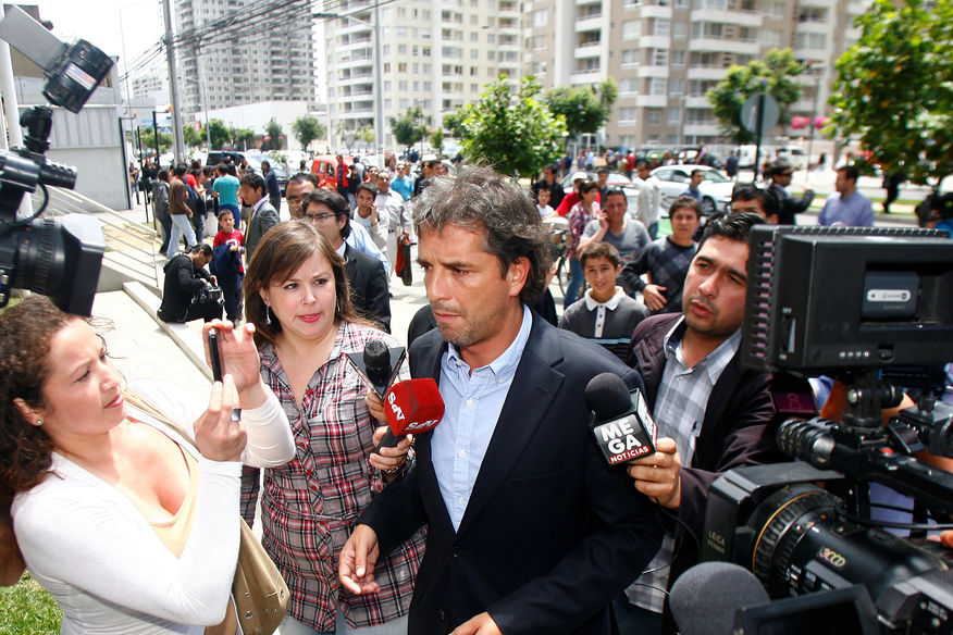 Este es momento en que Pablo Mackenna abandona centro de justicia tras formalización