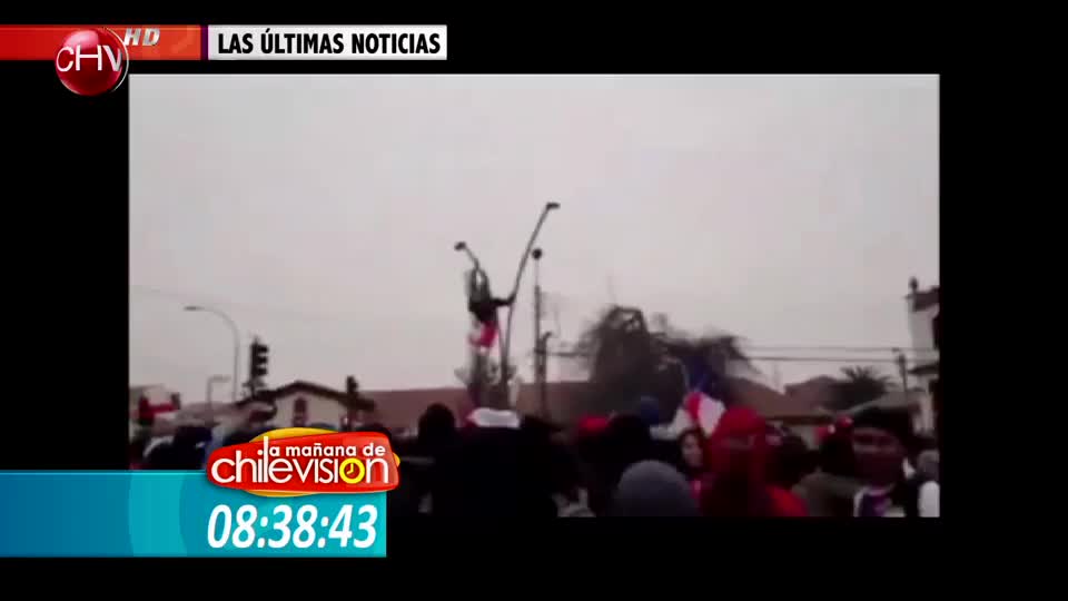 Mira las imágenes de un hombre que cayó desde un alumbrado público