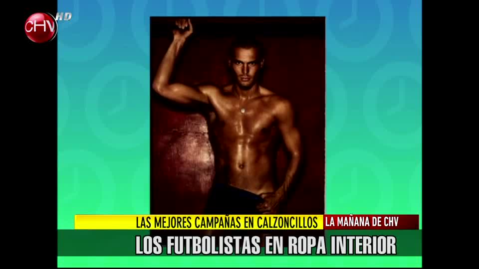 Guapos futbolistas son modelos de ropa interior