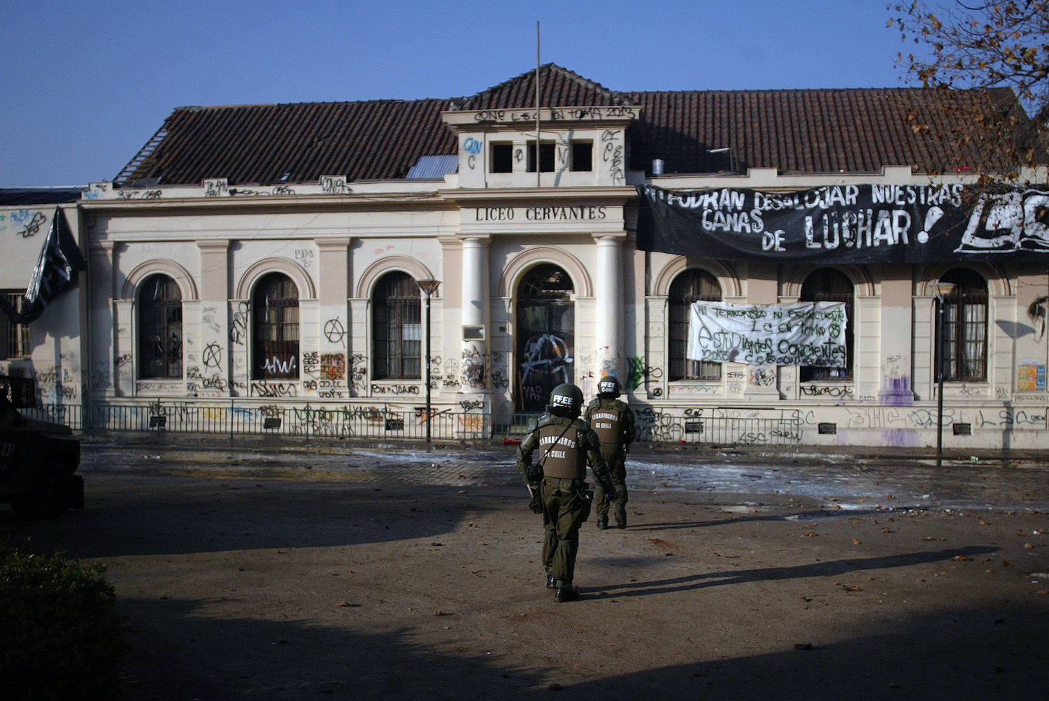 Encapuchados se enfrentan a Carabineros en Liceo Cervantes