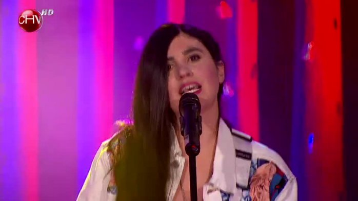 Javiera Mena cantó junto al elenco de El Club de la Comedia