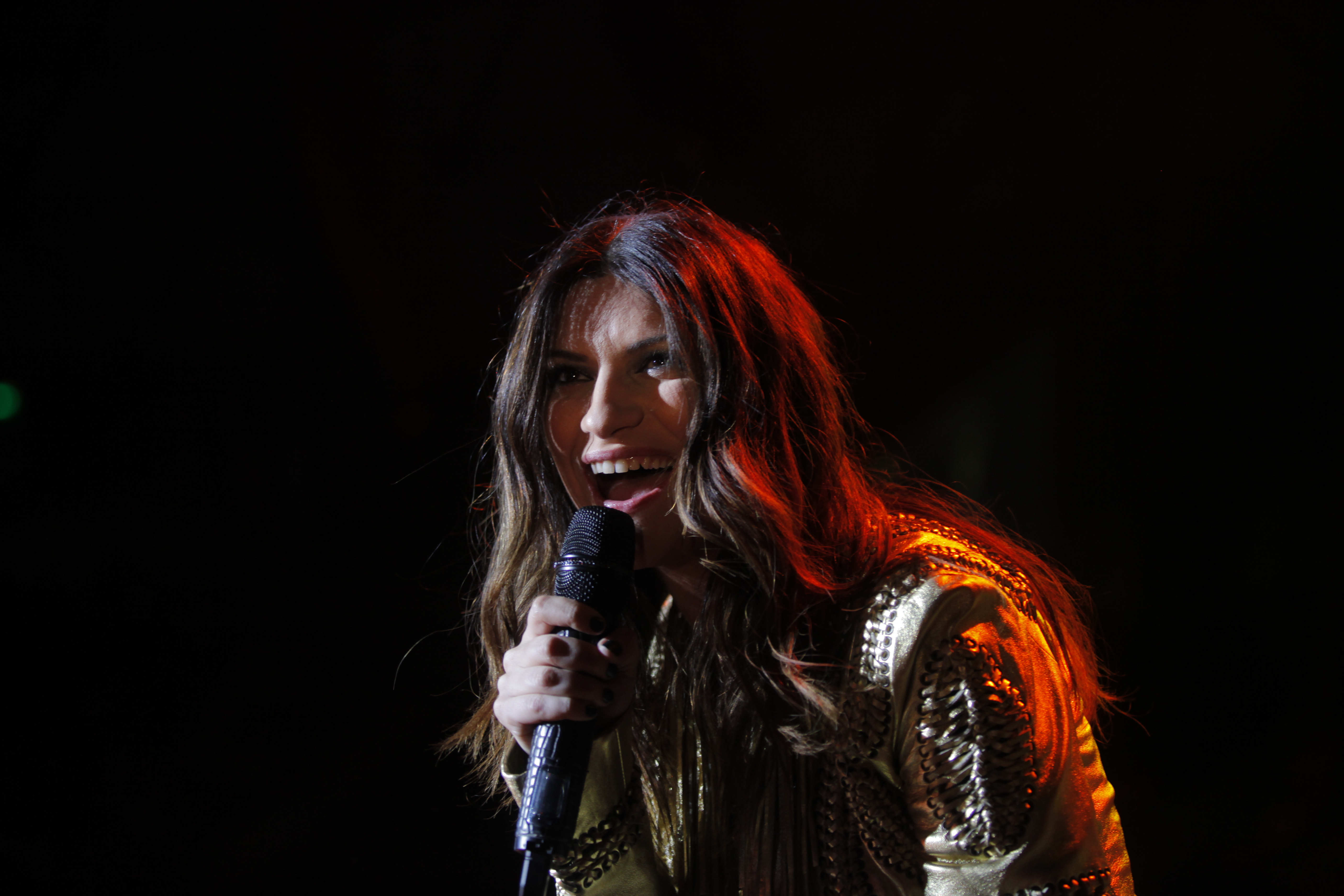 Mira lo que le ocurrió a Laura Pausini en un concierto en Perú