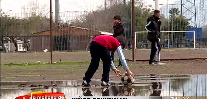 Vecinos denuncian canchas en mal estado en Cerro Navia