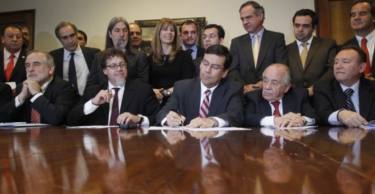 Acuerdo en reforma tributaria genera discusión twittera entre Gabriel Boric y Hernán Larraín