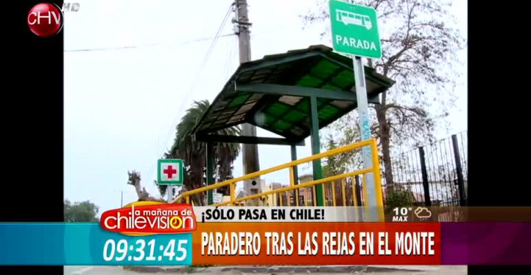 ¡Sólo pasa en Chile! Paraderos enrejado y semáforo junto a un signo Pare
