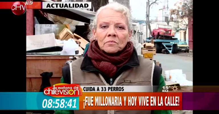 La historia de una mujer que fue millonaria y ahora vive con 33 perros en la calle