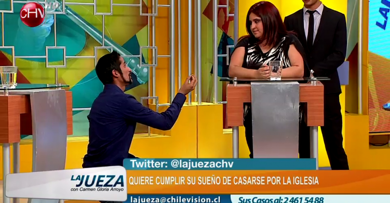 Hombre demanda a su pareja para que se case con él de una buena vez