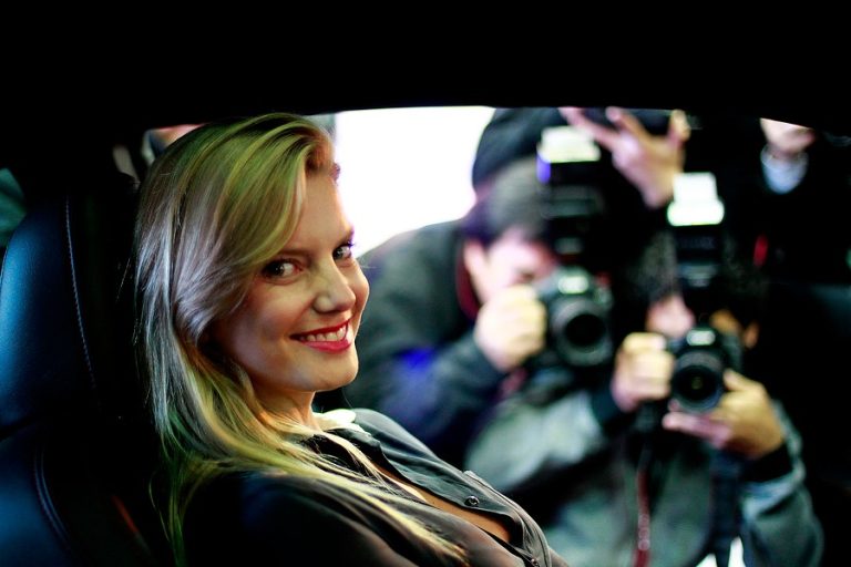 Desde lavar el auto hasta comprar regalos insólitos son parte de las mejores locuras de amor de los famosos