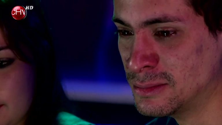 Cristóbal quedó destruido luego que su novio gay cayera en tentación del beso