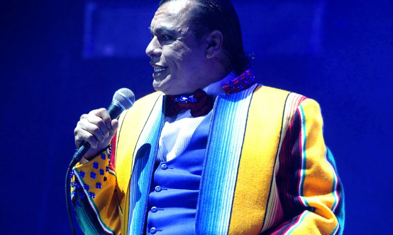Diseñador chileno se lució vistiendo a Juan Gabriel en su show en nuestro país