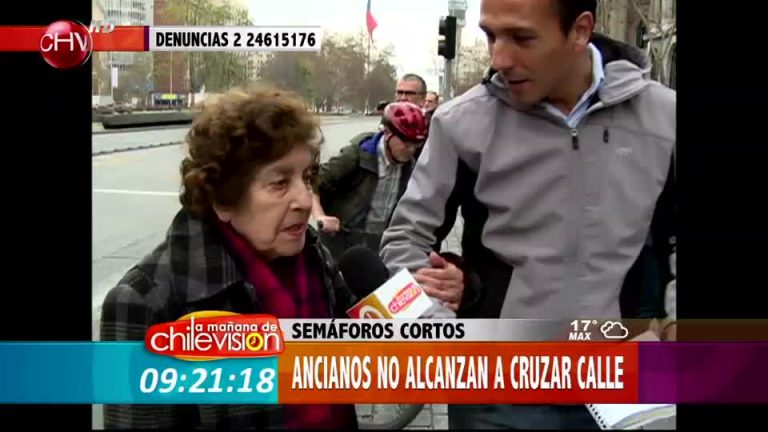 Personas de la tercera edad corren peligro por semáforos cortos