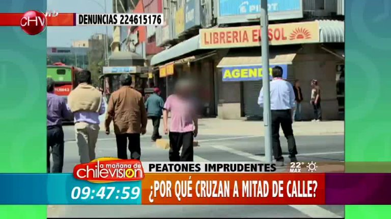 Mira conductas imprudentes de peatones en Santiago
