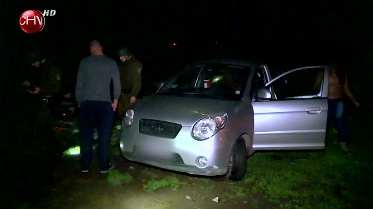 Alertan a Carabineros de un auto abandonado en un sitio eriazo de Puente Alto