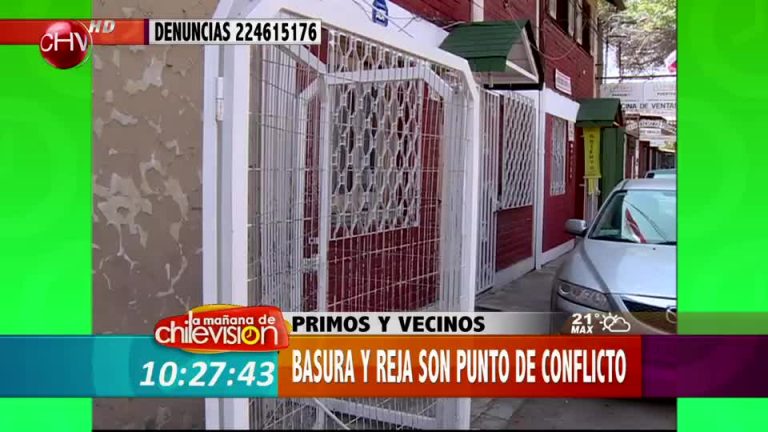 Primos están enfrentados por reja y basura que hay en medio de un pasaje (1/2)