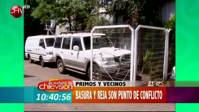 Primos están enfrentados por reja y basura que hay en medio de un pasaje (2/2)