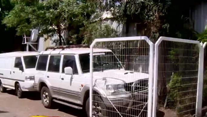 Primos están enfrentados por reja y basura que hay en medio de un pasaje