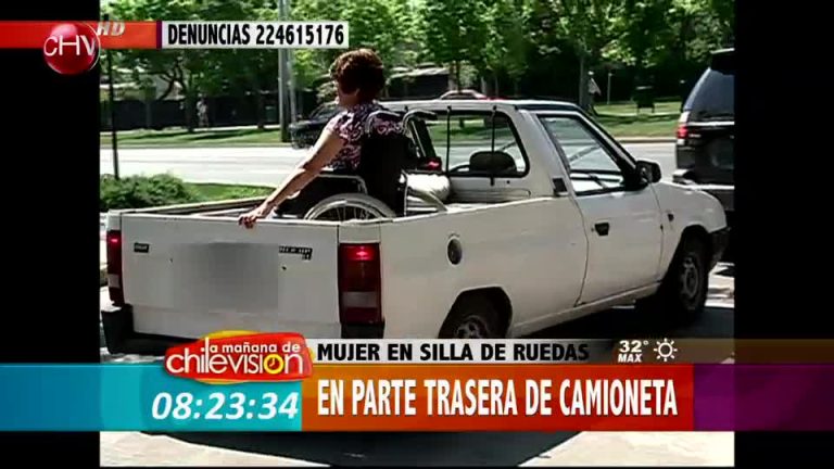 Insólito: Mujer en silla de ruedas se traslada en la parte trasera de una camioneta